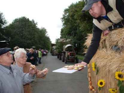 23 bunt geschm&uuml;ckte Wagen beteiligten sich am Sonnabend am Umzug zum Erntefest in Neuenwege. Gestartet wurde beim Hof Reuter an der Holler Landstra&szlig;e. Dort wurde vor dem Umzug der Erntegottesdienst gefeiert und die 
