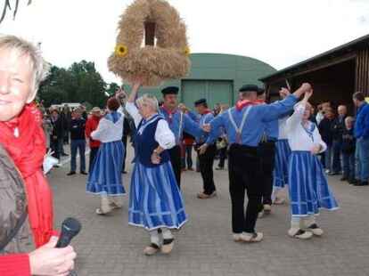 23 bunt geschm&uuml;ckte Wagen beteiligten sich am Sonnabend am Umzug zum Erntefest in Neuenwege. Gestartet wurde beim Hof Reuter an der Holler Landstra&szlig;e. Dort wurde vor dem Umzug der Erntegottesdienst gefeiert und die 