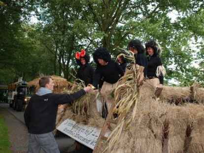 23 bunt geschm&uuml;ckte Wagen beteiligten sich am Sonnabend am Umzug zum Erntefest in Neuenwege. Gestartet wurde beim Hof Reuter an der Holler Landstra&szlig;e. Dort wurde vor dem Umzug der Erntegottesdienst gefeiert und die 