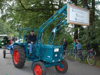 23 bunt geschm&uuml;ckte Wagen beteiligten sich am Sonnabend am Umzug zum Erntefest in Neuenwege. Gestartet wurde beim Hof Reuter an der Holler Landstra&szlig;e. Dort wurde vor dem Umzug der Erntegottesdienst gefeiert und die 