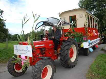 23 bunt geschm&uuml;ckte Wagen beteiligten sich am Sonnabend am Umzug zum Erntefest in Neuenwege. Gestartet wurde beim Hof Reuter an der Holler Landstra&szlig;e. Dort wurde vor dem Umzug der Erntegottesdienst gefeiert und die 