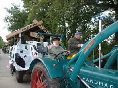 23 bunt geschm&uuml;ckte Wagen beteiligten sich am Sonnabend am Umzug zum Erntefest in Neuenwege. Gestartet wurde beim Hof Reuter an der Holler Landstra&szlig;e. Dort wurde vor dem Umzug der Erntegottesdienst gefeiert und die 