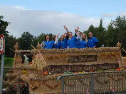 23 bunt geschm&uuml;ckte Wagen beteiligten sich am Sonnabend am Umzug zum Erntefest in Neuenwege. Gestartet wurde beim Hof Reuter an der Holler Landstra&szlig;e. Dort wurde vor dem Umzug der Erntegottesdienst gefeiert und die 