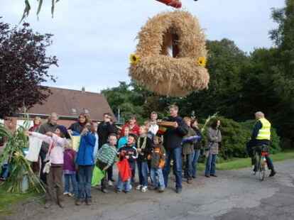 23 bunt geschm&uuml;ckte Wagen beteiligten sich am Sonnabend am Umzug zum Erntefest in Neuenwege. Gestartet wurde beim Hof Reuter an der Holler Landstra&szlig;e. Dort wurde vor dem Umzug der Erntegottesdienst gefeiert und die 