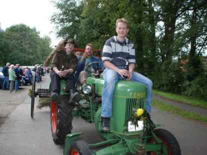 23 bunt geschm&uuml;ckte Wagen beteiligten sich am Sonnabend am Umzug zum Erntefest in Neuenwege. Gestartet wurde beim Hof Reuter an der Holler Landstra&szlig;e. Dort wurde vor dem Umzug der Erntegottesdienst gefeiert und die 