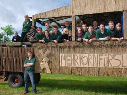 23 bunt geschm&uuml;ckte Wagen beteiligten sich am Sonnabend am Umzug zum Erntefest in Neuenwege. Gestartet wurde beim Hof Reuter an der Holler Landstra&szlig;e. Dort wurde vor dem Umzug der Erntegottesdienst gefeiert und die 