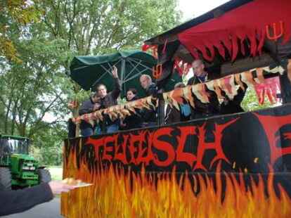 23 bunt geschm&uuml;ckte Wagen beteiligten sich am Sonnabend am Umzug zum Erntefest in Neuenwege. Gestartet wurde beim Hof Reuter an der Holler Landstra&szlig;e. Dort wurde vor dem Umzug der Erntegottesdienst gefeiert und die 