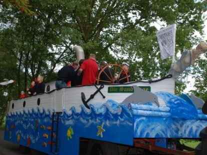 23 bunt geschm&uuml;ckte Wagen beteiligten sich am Sonnabend am Umzug zum Erntefest in Neuenwege. Gestartet wurde beim Hof Reuter an der Holler Landstra&szlig;e. Dort wurde vor dem Umzug der Erntegottesdienst gefeiert und die 