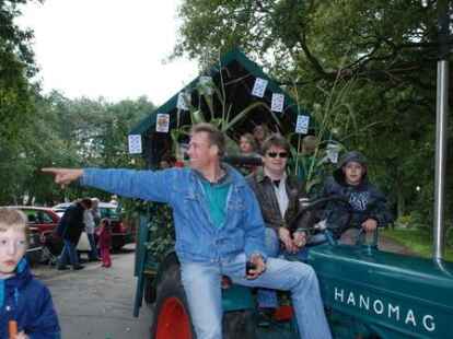 23 bunt geschm&uuml;ckte Wagen beteiligten sich am Sonnabend am Umzug zum Erntefest in Neuenwege. Gestartet wurde beim Hof Reuter an der Holler Landstra&szlig;e. Dort wurde vor dem Umzug der Erntegottesdienst gefeiert und die 