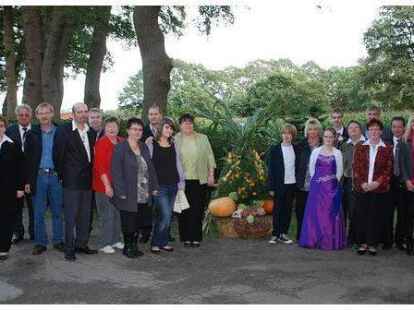 23 bunt geschm&uuml;ckte Wagen beteiligten sich am Sonnabend am Umzug zum Erntefest in Neuenwege. Gestartet wurde beim Hof Reuter an der Holler Landstra&szlig;e. Dort wurde vor dem Umzug der Erntegottesdienst gefeiert und die 