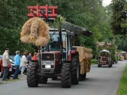 23 bunt geschm&uuml;ckte Wagen beteiligten sich am Sonnabend am Umzug zum Erntefest in Neuenwege. Gestartet wurde beim Hof Reuter an der Holler Landstra&szlig;e. Dort wurde vor dem Umzug der Erntegottesdienst gefeiert und die 