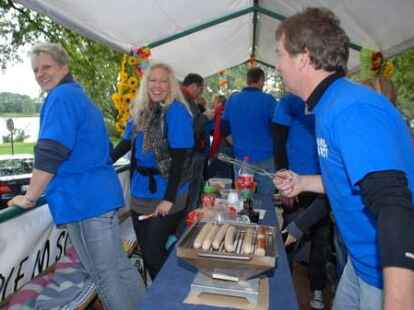 23 bunt geschm&uuml;ckte Wagen beteiligten sich am Sonnabend am Umzug zum Erntefest in Neuenwege. Gestartet wurde beim Hof Reuter an der Holler Landstra&szlig;e. Dort wurde vor dem Umzug der Erntegottesdienst gefeiert und die 