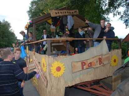 23 bunt geschm&uuml;ckte Wagen beteiligten sich am Sonnabend am Umzug zum Erntefest in Neuenwege. Gestartet wurde beim Hof Reuter an der Holler Landstra&szlig;e. Dort wurde vor dem Umzug der Erntegottesdienst gefeiert und die 