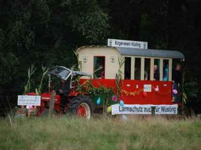 23 bunt geschm&uuml;ckte Wagen beteiligten sich am Sonnabend am Umzug zum Erntefest in Neuenwege. Gestartet wurde beim Hof Reuter an der Holler Landstra&szlig;e. Dort wurde vor dem Umzug der Erntegottesdienst gefeiert und die 
