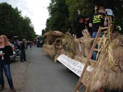 23 bunt geschm&uuml;ckte Wagen beteiligten sich am Sonnabend am Umzug zum Erntefest in Neuenwege. Gestartet wurde beim Hof Reuter an der Holler Landstra&szlig;e. Dort wurde vor dem Umzug der Erntegottesdienst gefeiert und die 