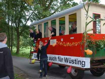 23 bunt geschm&uuml;ckte Wagen beteiligten sich am Sonnabend am Umzug zum Erntefest in Neuenwege. Gestartet wurde beim Hof Reuter an der Holler Landstra&szlig;e. Dort wurde vor dem Umzug der Erntegottesdienst gefeiert und die 