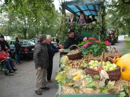 23 bunt geschm&uuml;ckte Wagen beteiligten sich am Sonnabend am Umzug zum Erntefest in Neuenwege. Gestartet wurde beim Hof Reuter an der Holler Landstra&szlig;e. Dort wurde vor dem Umzug der Erntegottesdienst gefeiert und die 
