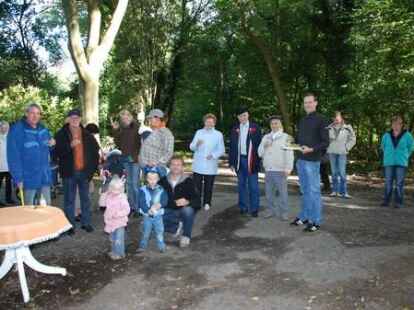 23 bunt geschm&uuml;ckte Wagen beteiligten sich am Sonnabend am Umzug zum Erntefest in Neuenwege. Gestartet wurde beim Hof Reuter an der Holler Landstra&szlig;e. Dort wurde vor dem Umzug der Erntegottesdienst gefeiert und die 