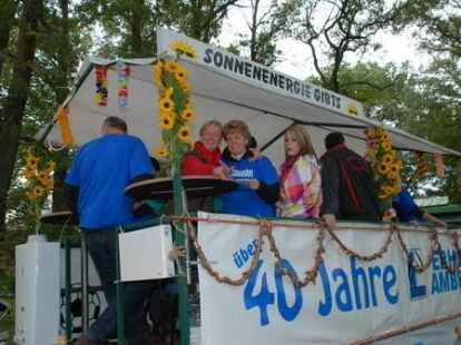 23 bunt geschm&uuml;ckte Wagen beteiligten sich am Sonnabend am Umzug zum Erntefest in Neuenwege. Gestartet wurde beim Hof Reuter an der Holler Landstra&szlig;e. Dort wurde vor dem Umzug der Erntegottesdienst gefeiert und die 