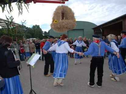 23 bunt geschm&uuml;ckte Wagen beteiligten sich am Sonnabend am Umzug zum Erntefest in Neuenwege. Gestartet wurde beim Hof Reuter an der Holler Landstra&szlig;e. Dort wurde vor dem Umzug der Erntegottesdienst gefeiert und die 