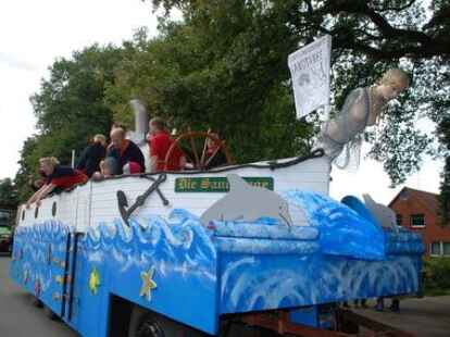 23 bunt geschm&uuml;ckte Wagen beteiligten sich am Sonnabend am Umzug zum Erntefest in Neuenwege. Gestartet wurde beim Hof Reuter an der Holler Landstra&szlig;e. Dort wurde vor dem Umzug der Erntegottesdienst gefeiert und die 