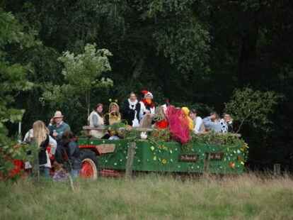 23 bunt geschm&uuml;ckte Wagen beteiligten sich am Sonnabend am Umzug zum Erntefest in Neuenwege. Gestartet wurde beim Hof Reuter an der Holler Landstra&szlig;e. Dort wurde vor dem Umzug der Erntegottesdienst gefeiert und die 