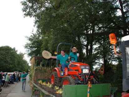 23 bunt geschm&uuml;ckte Wagen beteiligten sich am Sonnabend am Umzug zum Erntefest in Neuenwege. Gestartet wurde beim Hof Reuter an der Holler Landstra&szlig;e. Dort wurde vor dem Umzug der Erntegottesdienst gefeiert und die 