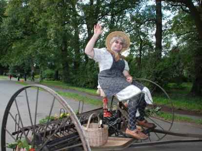 23 bunt geschm&uuml;ckte Wagen beteiligten sich am Sonnabend am Umzug zum Erntefest in Neuenwege. Gestartet wurde beim Hof Reuter an der Holler Landstra&szlig;e. Dort wurde vor dem Umzug der Erntegottesdienst gefeiert und die 