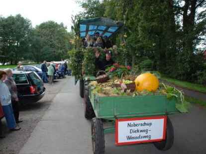 23 bunt geschm&uuml;ckte Wagen beteiligten sich am Sonnabend am Umzug zum Erntefest in Neuenwege. Gestartet wurde beim Hof Reuter an der Holler Landstra&szlig;e. Dort wurde vor dem Umzug der Erntegottesdienst gefeiert und die 