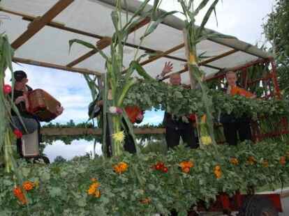 23 bunt geschm&uuml;ckte Wagen beteiligten sich am Sonnabend am Umzug zum Erntefest in Neuenwege. Gestartet wurde beim Hof Reuter an der Holler Landstra&szlig;e. Dort wurde vor dem Umzug der Erntegottesdienst gefeiert und die 