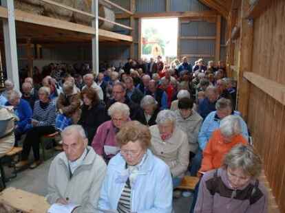 23 bunt geschm&uuml;ckte Wagen beteiligten sich am Sonnabend am Umzug zum Erntefest in Neuenwege. Gestartet wurde beim Hof Reuter an der Holler Landstra&szlig;e. Dort wurde vor dem Umzug der Erntegottesdienst gefeiert und die 