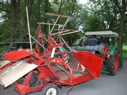 23 bunt geschm&uuml;ckte Wagen beteiligten sich am Sonnabend am Umzug zum Erntefest in Neuenwege. Gestartet wurde beim Hof Reuter an der Holler Landstra&szlig;e. Dort wurde vor dem Umzug der Erntegottesdienst gefeiert und die 