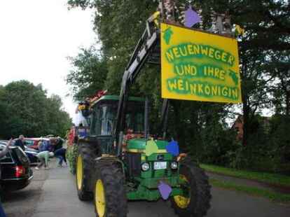 23 bunt geschm&uuml;ckte Wagen beteiligten sich am Sonnabend am Umzug zum Erntefest in Neuenwege. Gestartet wurde beim Hof Reuter an der Holler Landstra&szlig;e. Dort wurde vor dem Umzug der Erntegottesdienst gefeiert und die 