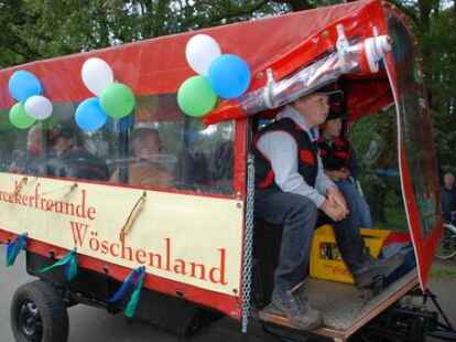 23 bunt geschm&uuml;ckte Wagen beteiligten sich am Sonnabend am Umzug zum Erntefest in Neuenwege. Gestartet wurde beim Hof Reuter an der Holler Landstra&szlig;e. Dort wurde vor dem Umzug der Erntegottesdienst gefeiert und die 