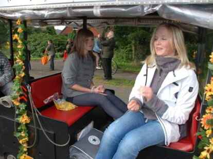 23 bunt geschm&uuml;ckte Wagen beteiligten sich am Sonnabend am Umzug zum Erntefest in Neuenwege. Gestartet wurde beim Hof Reuter an der Holler Landstra&szlig;e. Dort wurde vor dem Umzug der Erntegottesdienst gefeiert und die 