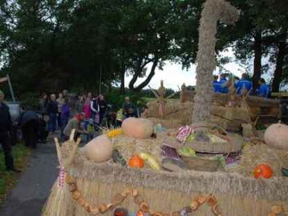 23 bunt geschm&uuml;ckte Wagen beteiligten sich am Sonnabend am Umzug zum Erntefest in Neuenwege. Gestartet wurde beim Hof Reuter an der Holler Landstra&szlig;e. Dort wurde vor dem Umzug der Erntegottesdienst gefeiert und die 