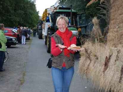 23 bunt geschm&uuml;ckte Wagen beteiligten sich am Sonnabend am Umzug zum Erntefest in Neuenwege. Gestartet wurde beim Hof Reuter an der Holler Landstra&szlig;e. Dort wurde vor dem Umzug der Erntegottesdienst gefeiert und die 