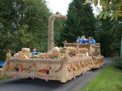 23 bunt geschm&uuml;ckte Wagen beteiligten sich am Sonnabend am Umzug zum Erntefest in Neuenwege. Gestartet wurde beim Hof Reuter an der Holler Landstra&szlig;e. Dort wurde vor dem Umzug der Erntegottesdienst gefeiert und die 