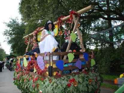 23 bunt geschm&uuml;ckte Wagen beteiligten sich am Sonnabend am Umzug zum Erntefest in Neuenwege. Gestartet wurde beim Hof Reuter an der Holler Landstra&szlig;e. Dort wurde vor dem Umzug der Erntegottesdienst gefeiert und die 