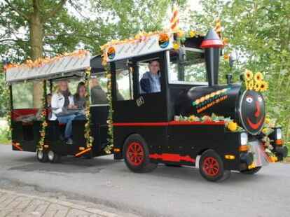 23 bunt geschm&uuml;ckte Wagen beteiligten sich am Sonnabend am Umzug zum Erntefest in Neuenwege. Gestartet wurde beim Hof Reuter an der Holler Landstra&szlig;e. Dort wurde vor dem Umzug der Erntegottesdienst gefeiert und die 