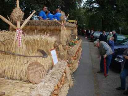 23 bunt geschm&uuml;ckte Wagen beteiligten sich am Sonnabend am Umzug zum Erntefest in Neuenwege. Gestartet wurde beim Hof Reuter an der Holler Landstra&szlig;e. Dort wurde vor dem Umzug der Erntegottesdienst gefeiert und die 