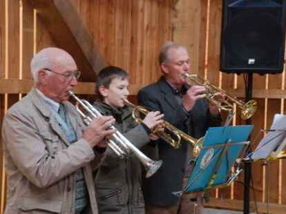 23 bunt geschm&uuml;ckte Wagen beteiligten sich am Sonnabend am Umzug zum Erntefest in Neuenwege. Gestartet wurde beim Hof Reuter an der Holler Landstra&szlig;e. Dort wurde vor dem Umzug der Erntegottesdienst gefeiert und die 