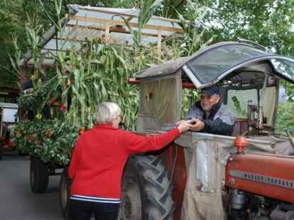 23 bunt geschm&uuml;ckte Wagen beteiligten sich am Sonnabend am Umzug zum Erntefest in Neuenwege. Gestartet wurde beim Hof Reuter an der Holler Landstra&szlig;e. Dort wurde vor dem Umzug der Erntegottesdienst gefeiert und die 
