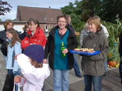 23 bunt geschm&uuml;ckte Wagen beteiligten sich am Sonnabend am Umzug zum Erntefest in Neuenwege. Gestartet wurde beim Hof Reuter an der Holler Landstra&szlig;e. Dort wurde vor dem Umzug der Erntegottesdienst gefeiert und die 