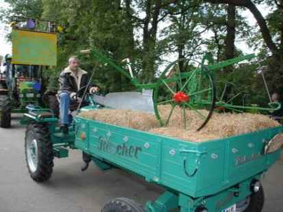 23 bunt geschm&uuml;ckte Wagen beteiligten sich am Sonnabend am Umzug zum Erntefest in Neuenwege. Gestartet wurde beim Hof Reuter an der Holler Landstra&szlig;e. Dort wurde vor dem Umzug der Erntegottesdienst gefeiert und die 