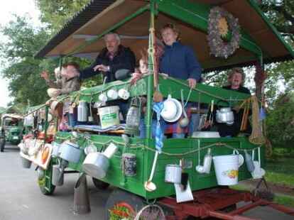 23 bunt geschm&uuml;ckte Wagen beteiligten sich am Sonnabend am Umzug zum Erntefest in Neuenwege. Gestartet wurde beim Hof Reuter an der Holler Landstra&szlig;e. Dort wurde vor dem Umzug der Erntegottesdienst gefeiert und die 