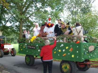 23 bunt geschm&uuml;ckte Wagen beteiligten sich am Sonnabend am Umzug zum Erntefest in Neuenwege. Gestartet wurde beim Hof Reuter an der Holler Landstra&szlig;e. Dort wurde vor dem Umzug der Erntegottesdienst gefeiert und die 