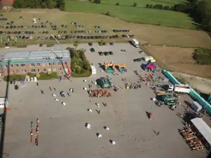 Viele Angebote - darunter auch Kranfahrten in luftige H&ouml;he - gab es beim Tag der offenen T&uuml;r, zu dem die Entsorgungsfirma Nehlsen am Sonnabend auf das Deponie-Gel&auml;nde in Wiefels eingeladen hatte.