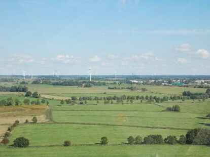 Viele Angebote - darunter auch Kranfahrten in luftige H&ouml;he - gab es beim Tag der offenen T&uuml;r, zu dem die Entsorgungsfirma Nehlsen am Sonnabend auf das Deponie-Gel&auml;nde in Wiefels eingeladen hatte.