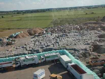 Viele Angebote - darunter auch Kranfahrten in luftige H&ouml;he - gab es beim Tag der offenen T&uuml;r, zu dem die Entsorgungsfirma Nehlsen am Sonnabend auf das Deponie-Gel&auml;nde in Wiefels eingeladen hatte.